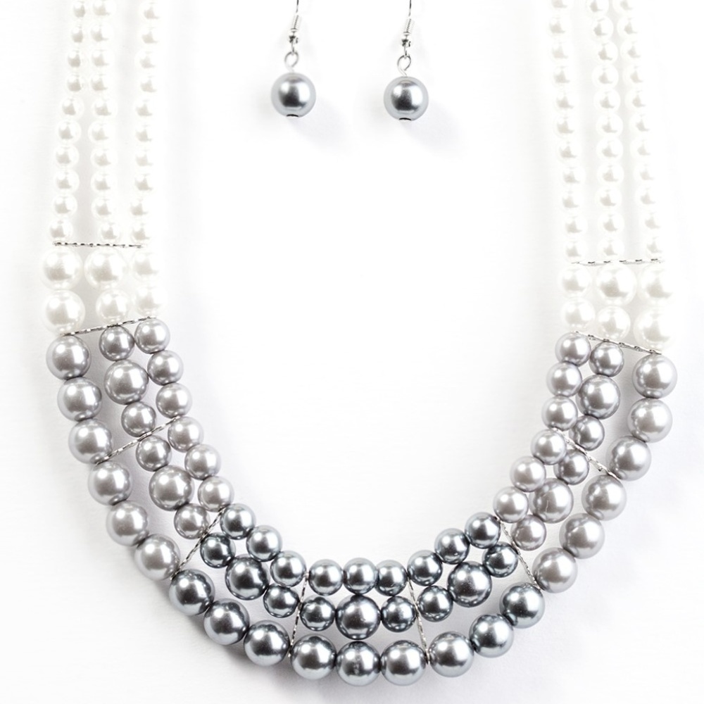 Lady In Waiting - Pearl Necklace Set